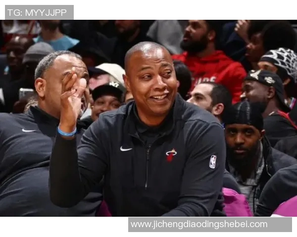 足球巨星科比佩戴搞怪面罩引发球迷热议幽默瞬间成经典回忆