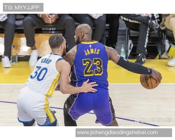 勇士与森林狼激战正酣双方球员全力以赴争夺胜利荣耀 勇士与森林狼激战正酣双方球员全力以赴争夺胜利荣耀