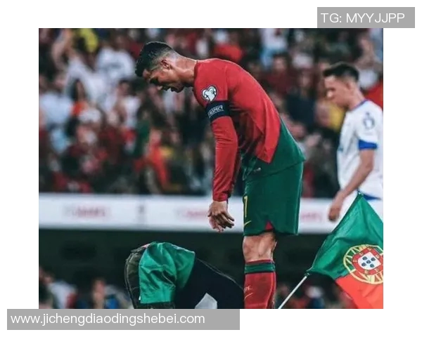 球迷疯狂冲入赛场抢C罗球衣引发热议的奇葩事件